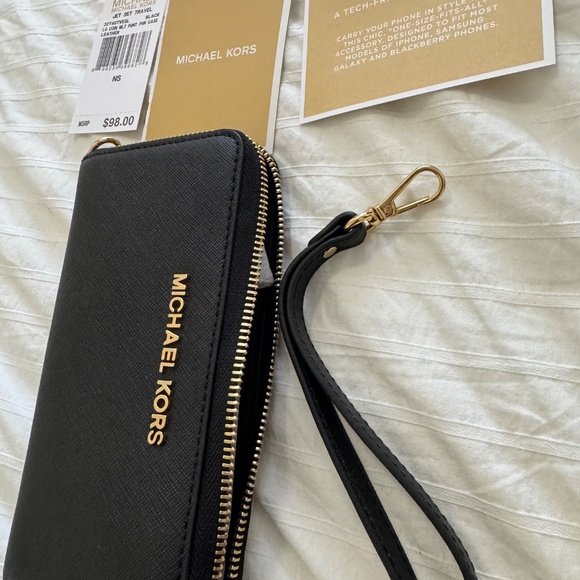 New Black Michael Kors Writlet Wallet - Picture 5 of 6